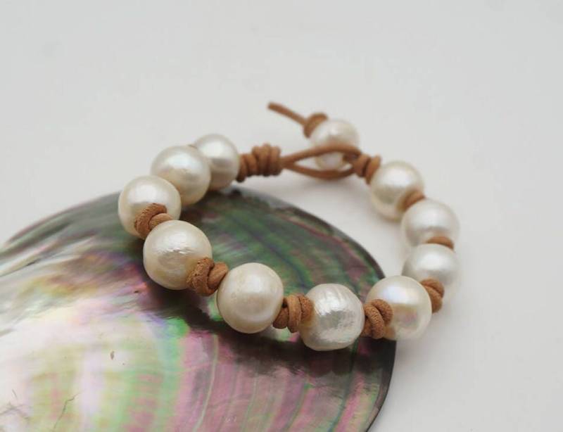 Aa + 11-12mm Dicker Knopf Rund Perlen Lederarmband, Weiße Farbe Perle, Wählen Sie Lederfarbe, Handgefertigte Manschette, Le8-010 von WenPearls