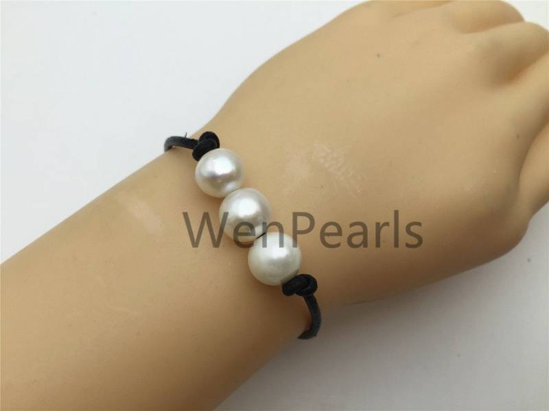 Drei Perlen Lederperlen Armband - 10mm Bei Runder Perle Echte Süßwasserperle Echtleder Le7-083 von WenPearls