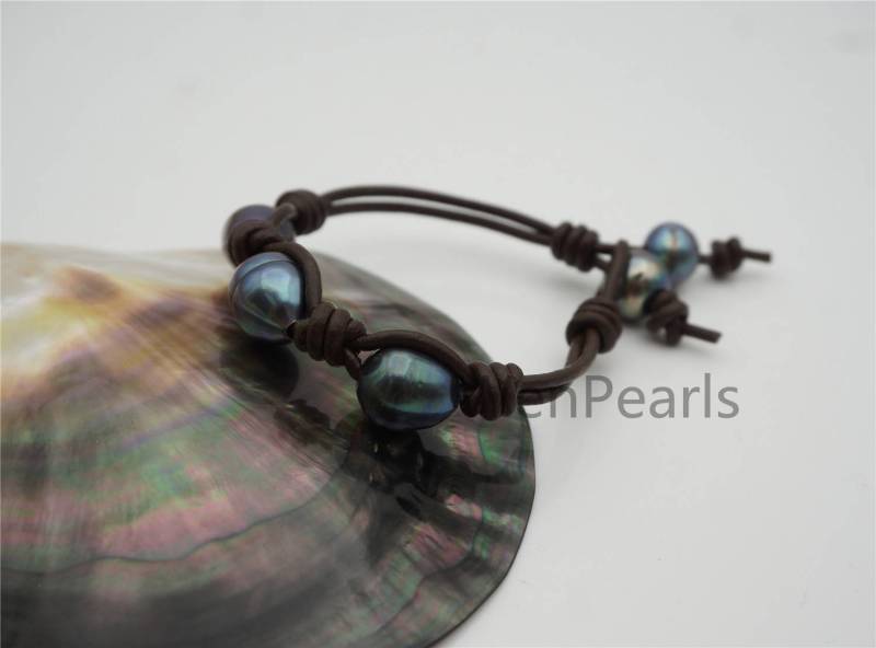 Dunkelblaues Großes Reisperlen Armband, Lederperlen Armband, Handgemachte Manschette, Weiße Perlen Auf Tan Leder, Echte Süßwasserperle, Le7-156 von WenPearls