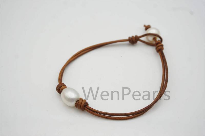 Kleine Reisperlen Lederperlen Armband - Geflochtenes Lederarmband Select Leather Color Echte Süßwasserperle Le7-104 von WenPearls