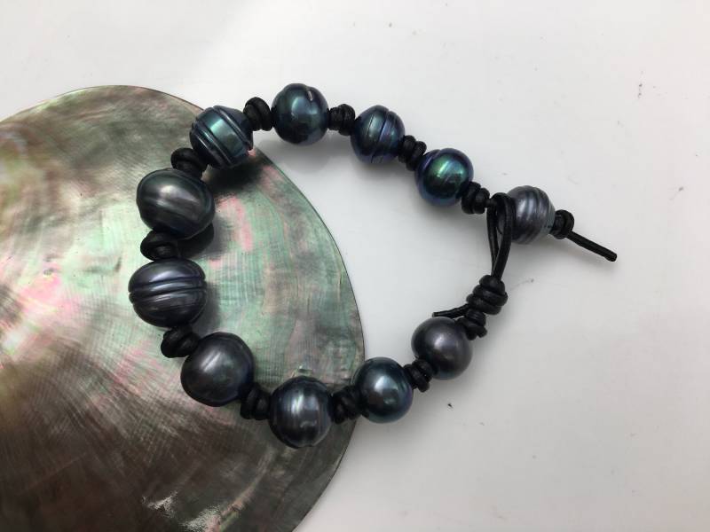 Metallic Blau Knopf Perlenarmband, Leder Perlen Armband, Handgemachte Manschette, Schwarze Auf Braunem Leder, Schwarzes Lederarmband, Le7-098 von WenPearls