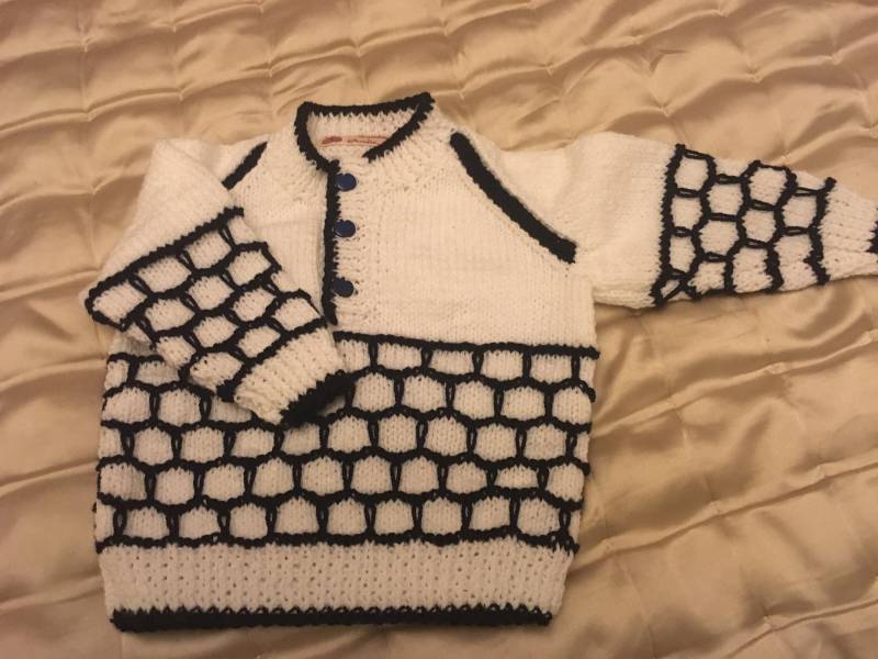 Ausgefallener Weiß-Blauer Button-Up Sweater Ausgefallener Weiß-Blauer Button-Up Sweater von WendiesWeeWoolies