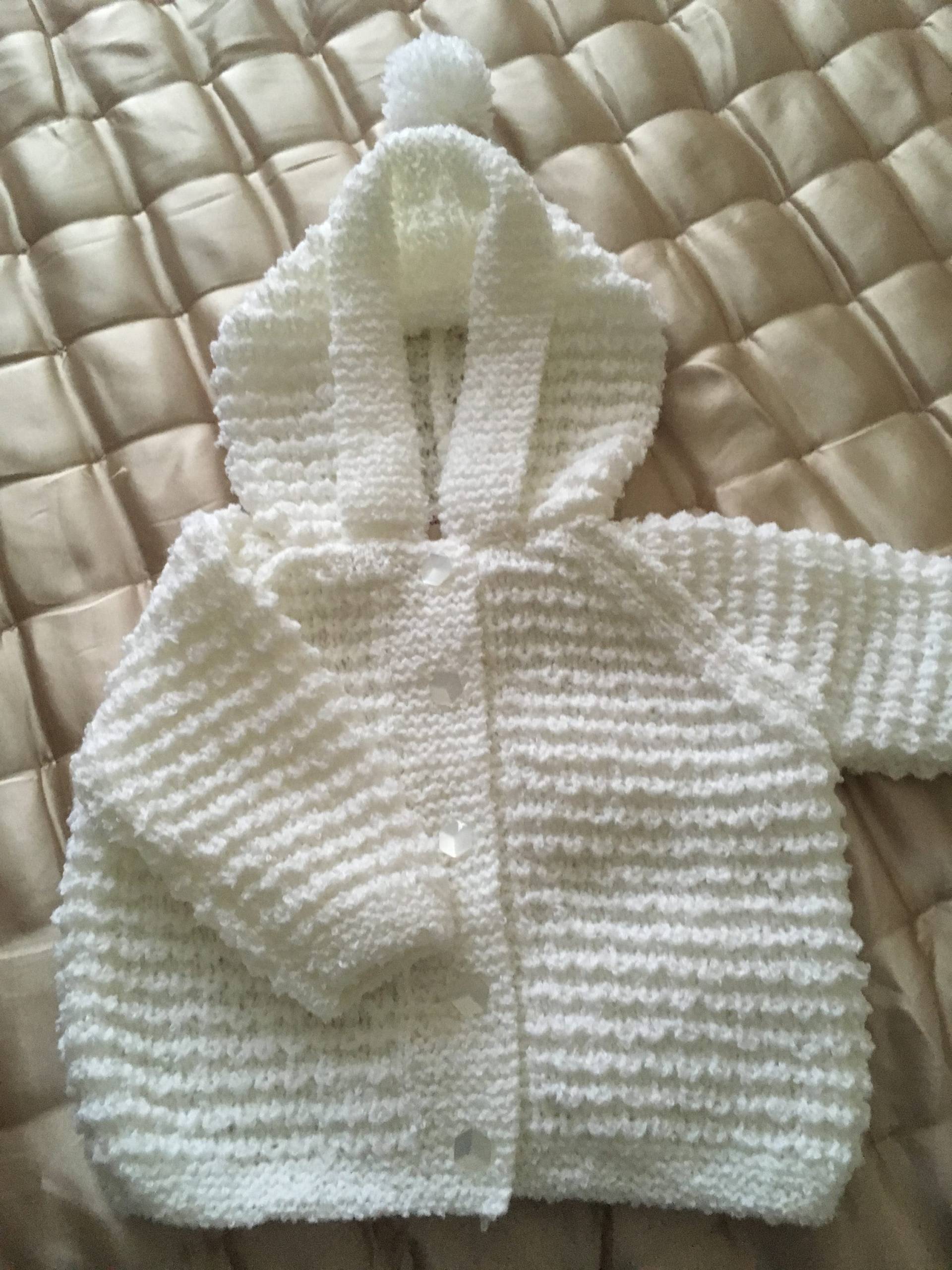 Eine Gemütliche Strickjacke Mit Kapuze Und Bommel von WendiesWeeWoolies