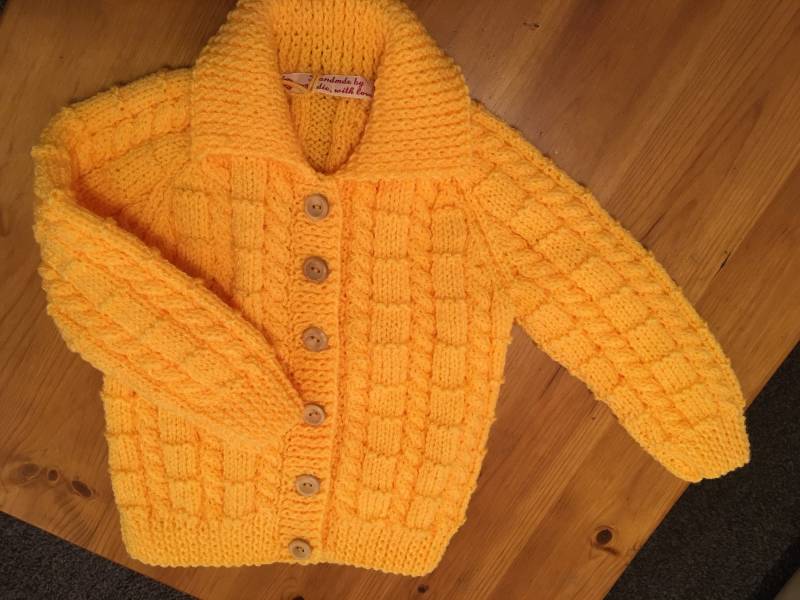 Eine Schöne Sonnengelbe Strickjacke Eine Schöne Sonnengelbe Strickjacke von WendiesWeeWoolies