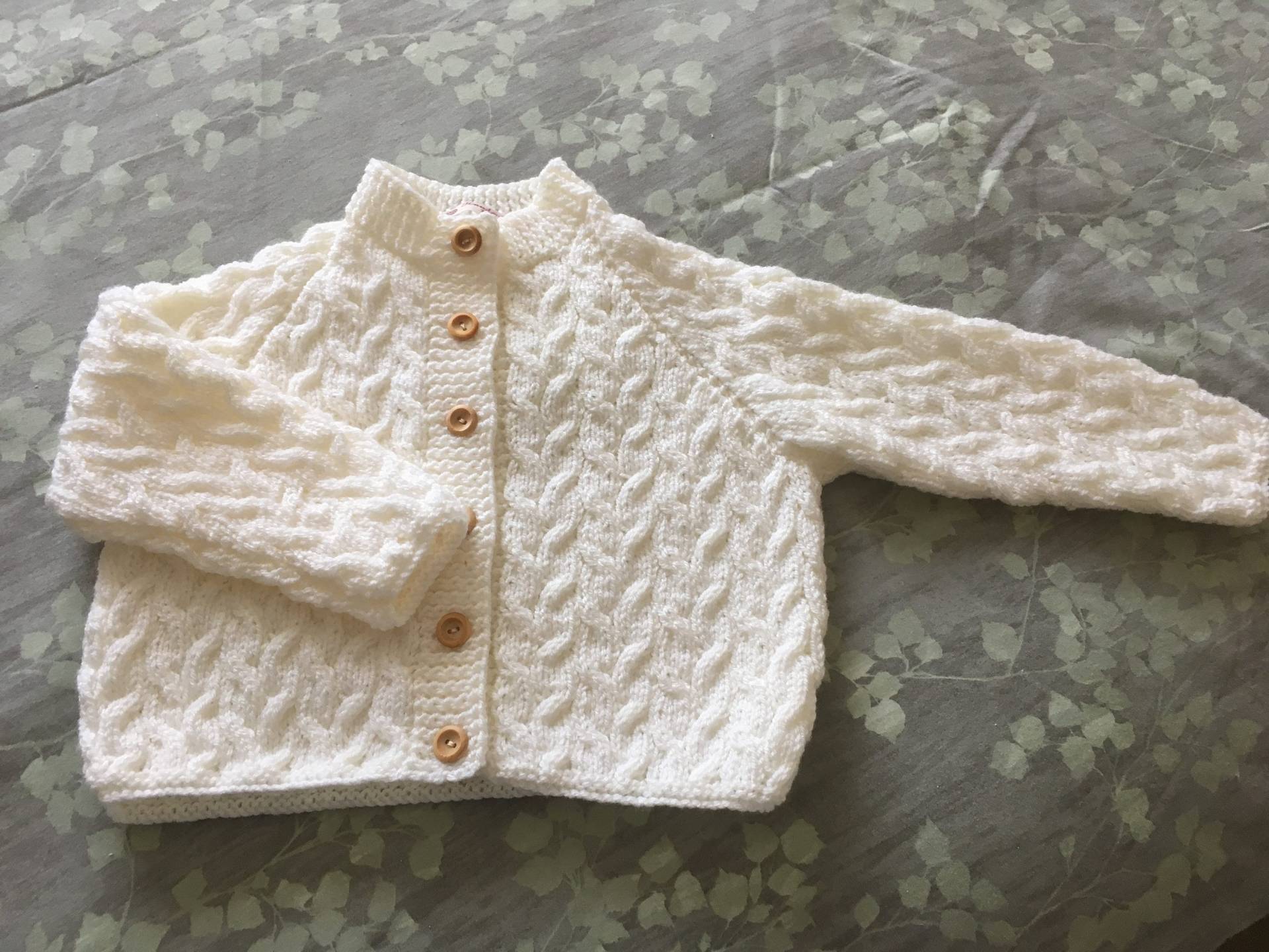 Eine Smart-Off-White-strickjacke Mit Fischgrätenmuster von WendiesWeeWoolies
