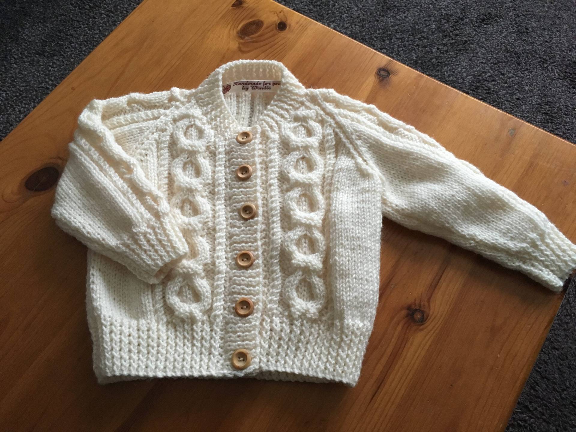 Eine Süße Jacke Im Aran-Look von WendiesWeeWoolies