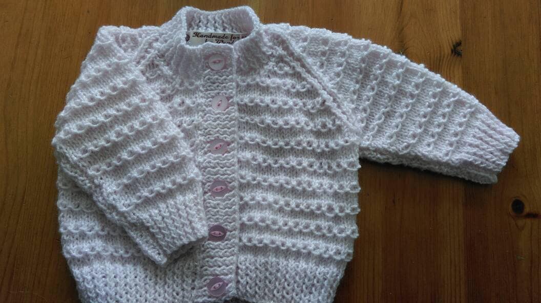 Hübsche Blassrosa Glitzerstrickjacke von WendiesWeeWoolies