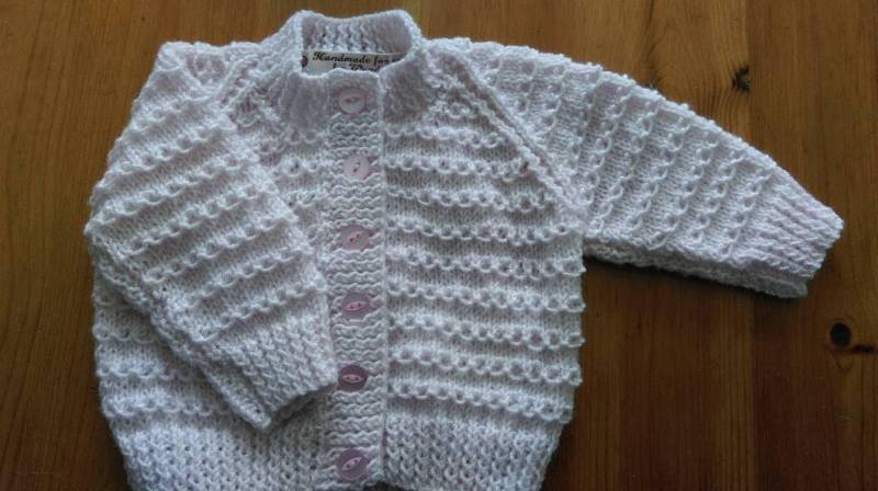Hübsche Blassrosa Glitzerstrickjacke Hübsche Blassrosa Glitzerstrickjacke von WendiesWeeWoolies