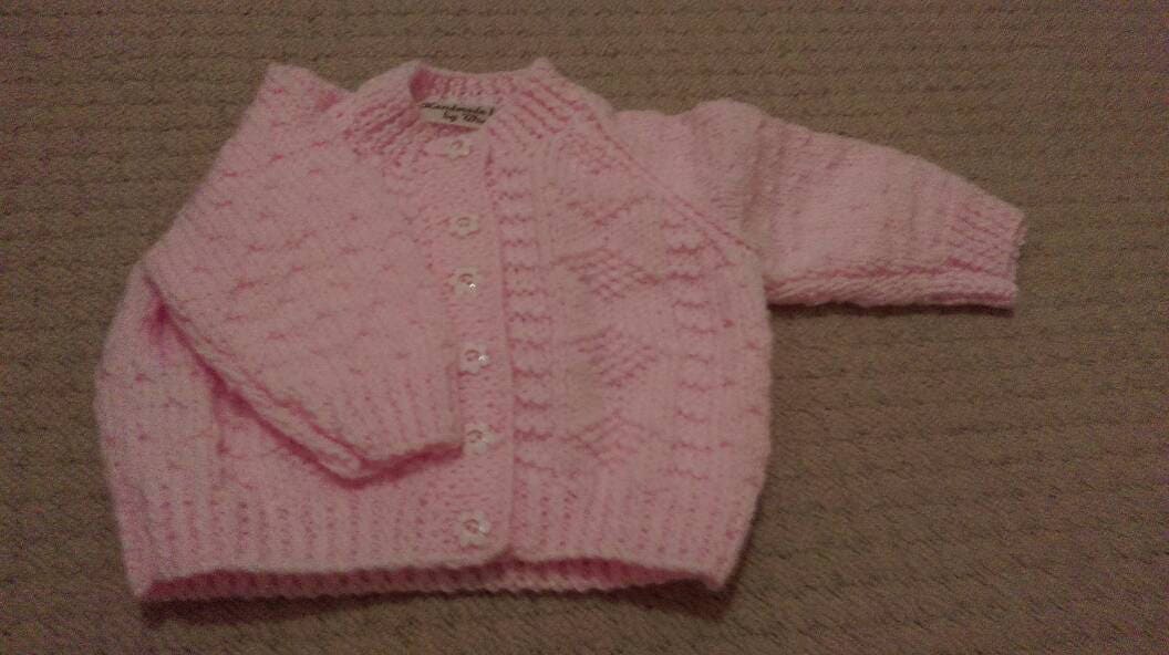 Hübsche Rosa Strickjacke Mit Rautenmuster Und Blumenknöpfen von WendiesWeeWoolies