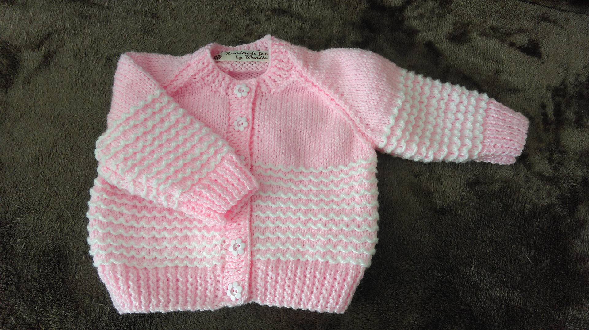 Hübsche Rosa Und Weiße Strickjacke von WendiesWeeWoolies