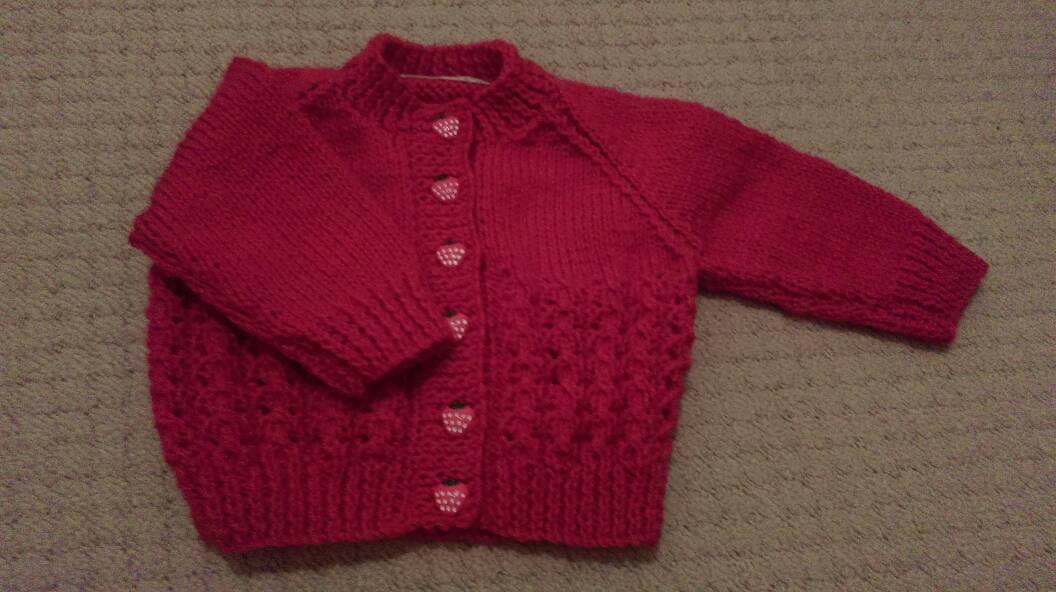 Hübsche Rote Strickjacke Mit Erdbeerknöpfen von WendiesWeeWoolies