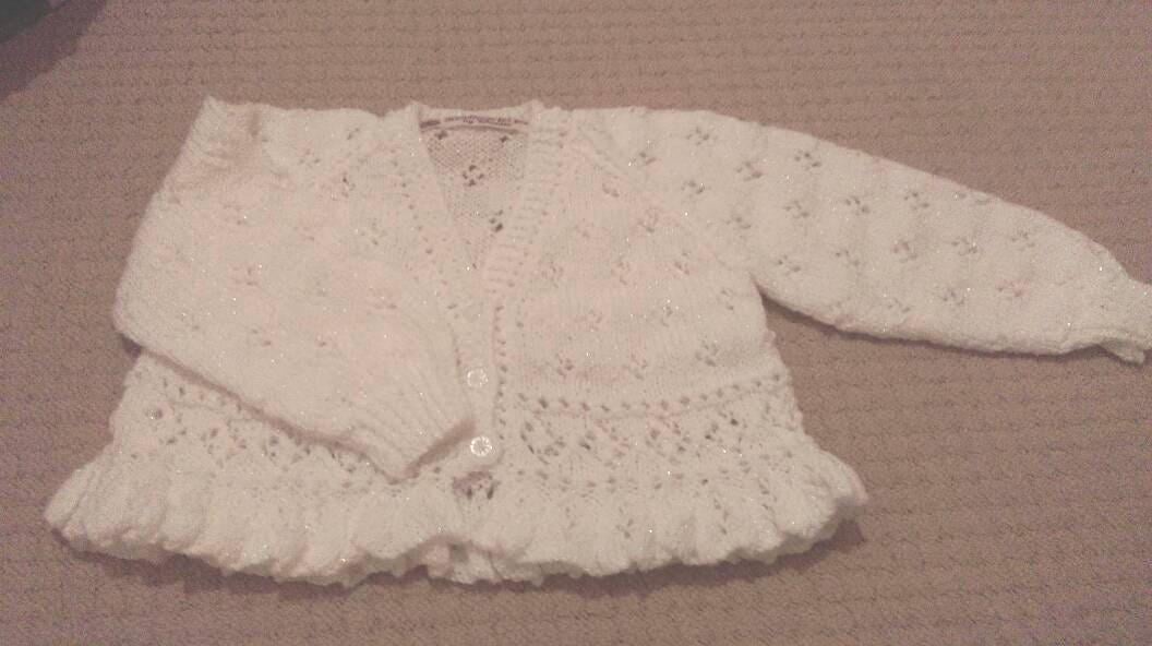 Schöne Weiße Strickjacke Mit Spitzeneffekt Und Schößchen Unten von WendiesWeeWoolies