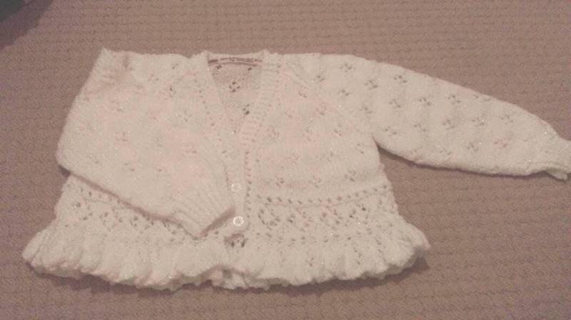Schöne Weiße Strickjacke Mit Spitzeneffekt Und Schößchen Unten Schöne Weiße Strickjacke Mit Spitzeneffekt Und Schößchen Unten von WendiesWeeWoolies