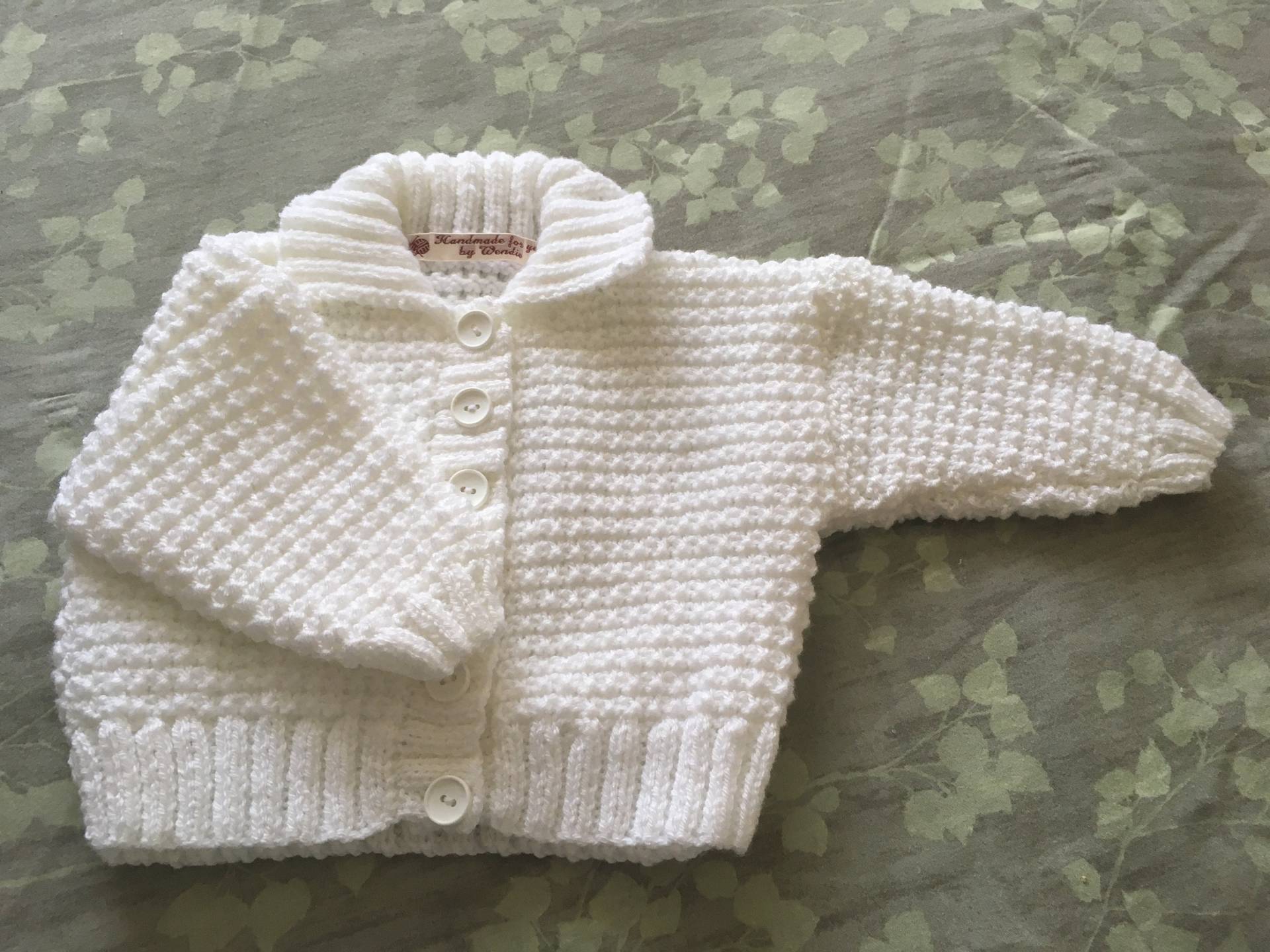 Süße Kleine Weiße Strickjacke Mit Einem Streifen-Muster Und Kragen von WendiesWeeWoolies