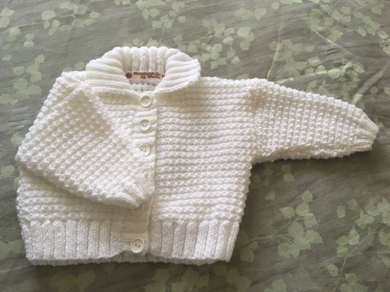 Süße Kleine Weiße Strickjacke Mit Einem Streifen-Muster Und Kragen Süße Kleine Weiße Strickjacke Mit Einem Streifen-Muster Und Kragen von WendiesWeeWoolies