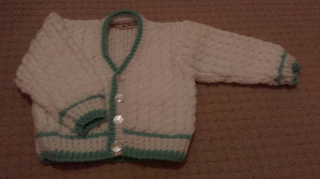 Süße Strickjacke Mit V-Ausschnitt Im Weißen Zopfmuster Türkisen Akzenten von WendiesWeeWoolies