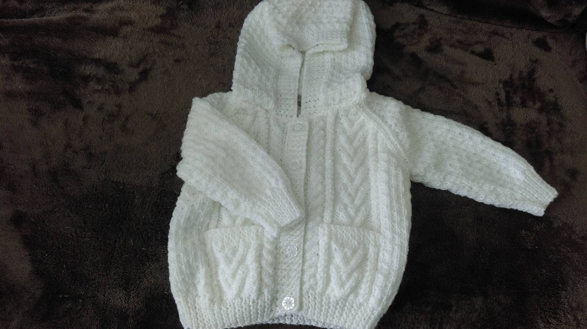 Süßer Weißer Cardigan Im Aran-Look Mit Kapuze von WendiesWeeWoolies