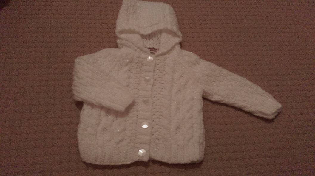 Weiße Kapuzenjacke Im Aran-Look Mit Glitzerfaden von WendiesWeeWoolies