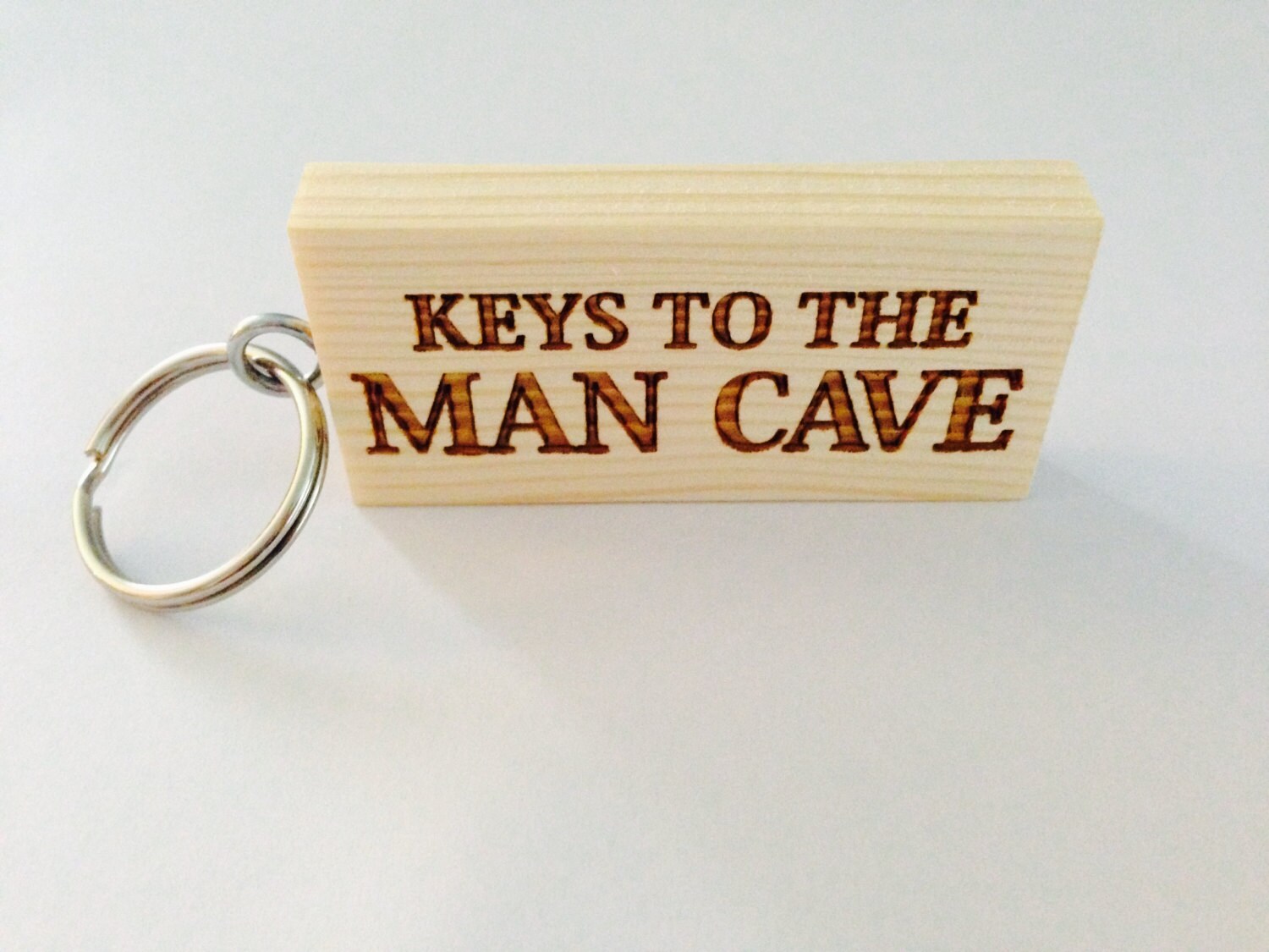 Keys To The Man Cave Schlüsselanhänger | Kann Auch Personalisiert Werden Keys To The Man Cave Schlüsselanhänger | Kann Auch Personalisiert Werden von WendoverWood