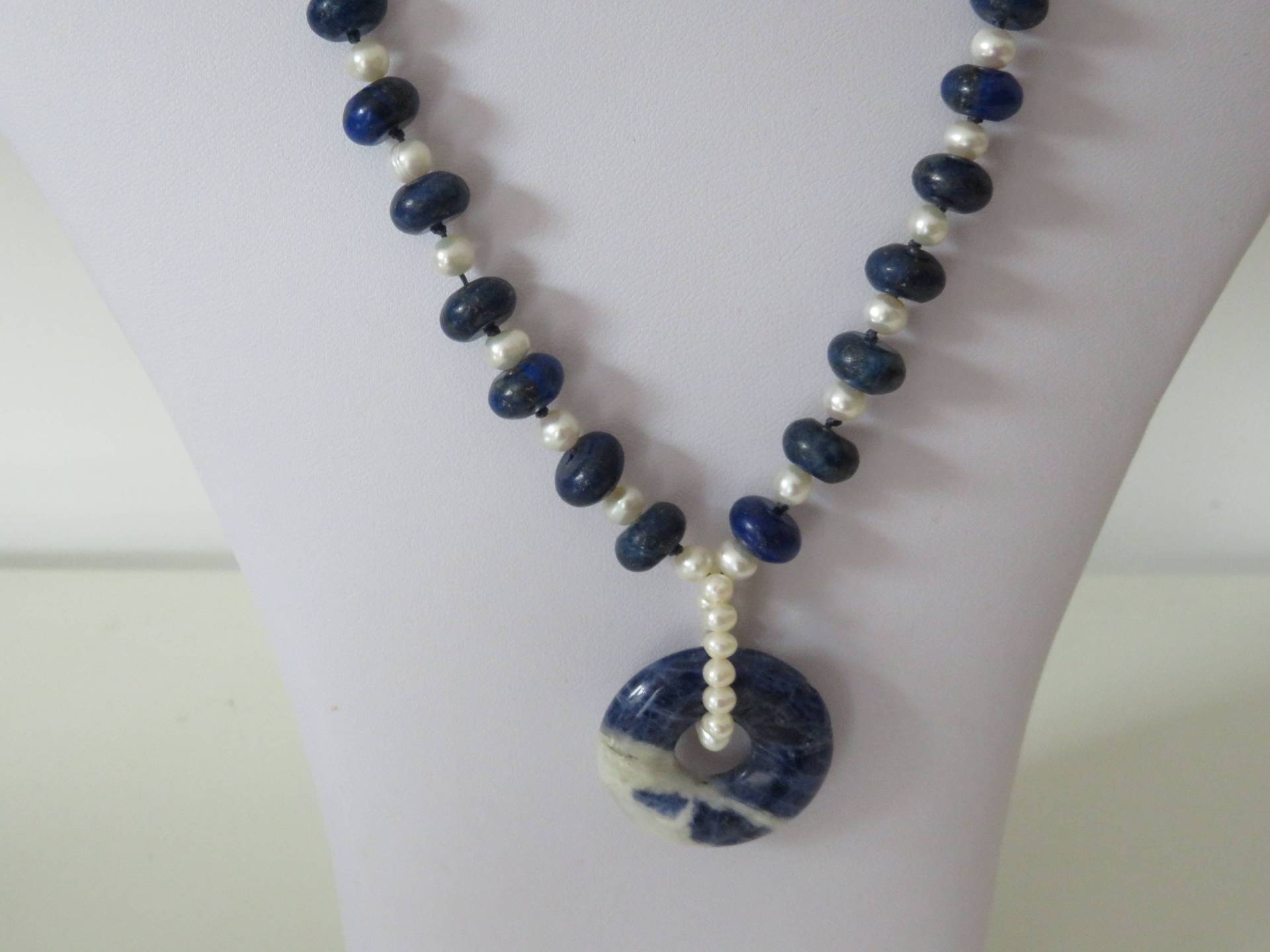 Handgemachte, Handgeknüpfte Lapis Und Süßwasser Anhänger Halskette Handgemachte, Handgeknüpfte Lapis Und Süßwasser Anhänger Halskette von WendyEjewellery
