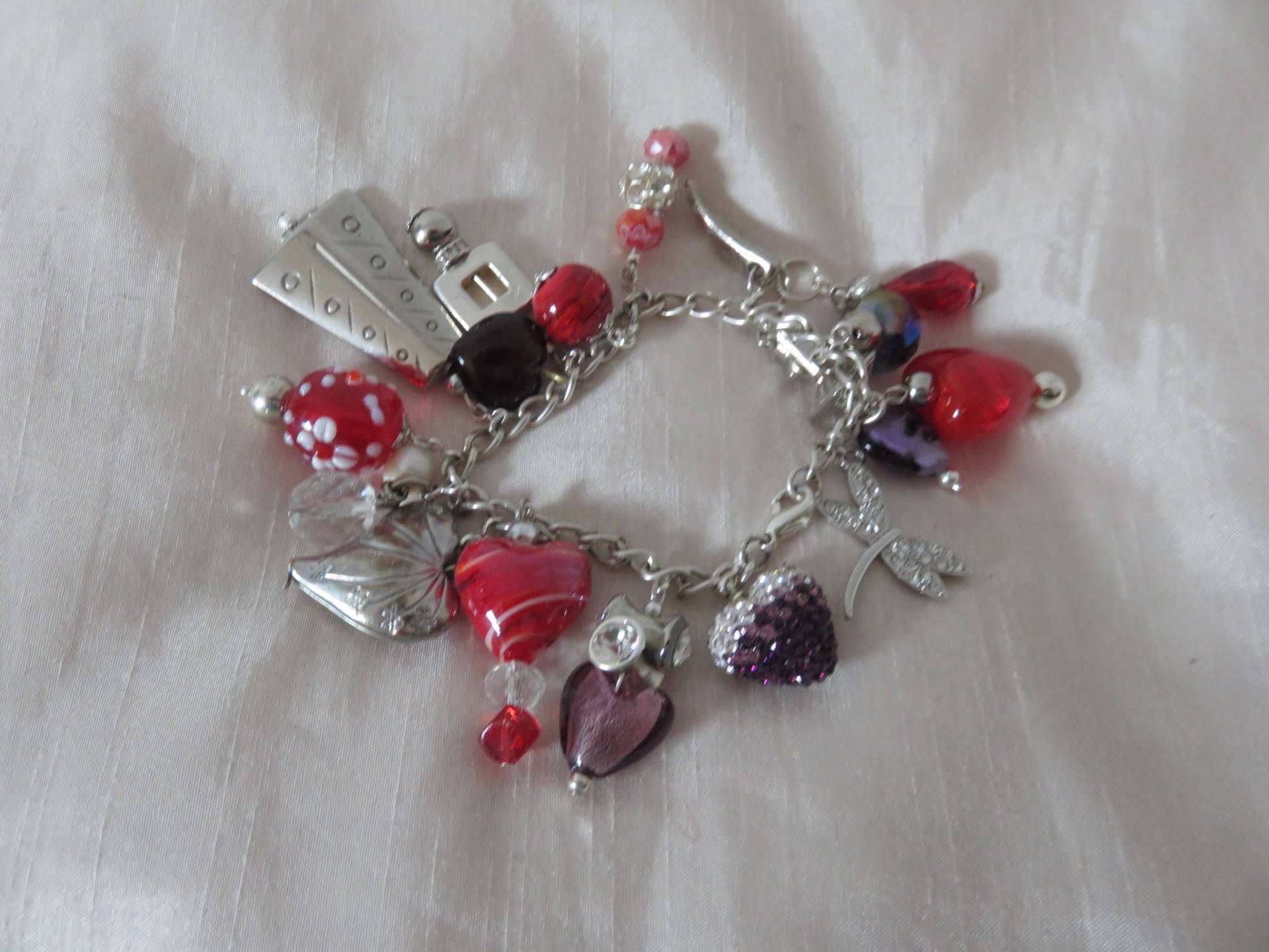Handgemachtes Vintage Rot, Lila Herz Und Silber Farbe Glas Bettelarmband Handgemachtes Vintage Rot, Lila Herz Und Silber Farbe Glas Bettelarmband von WendyEjewellery
