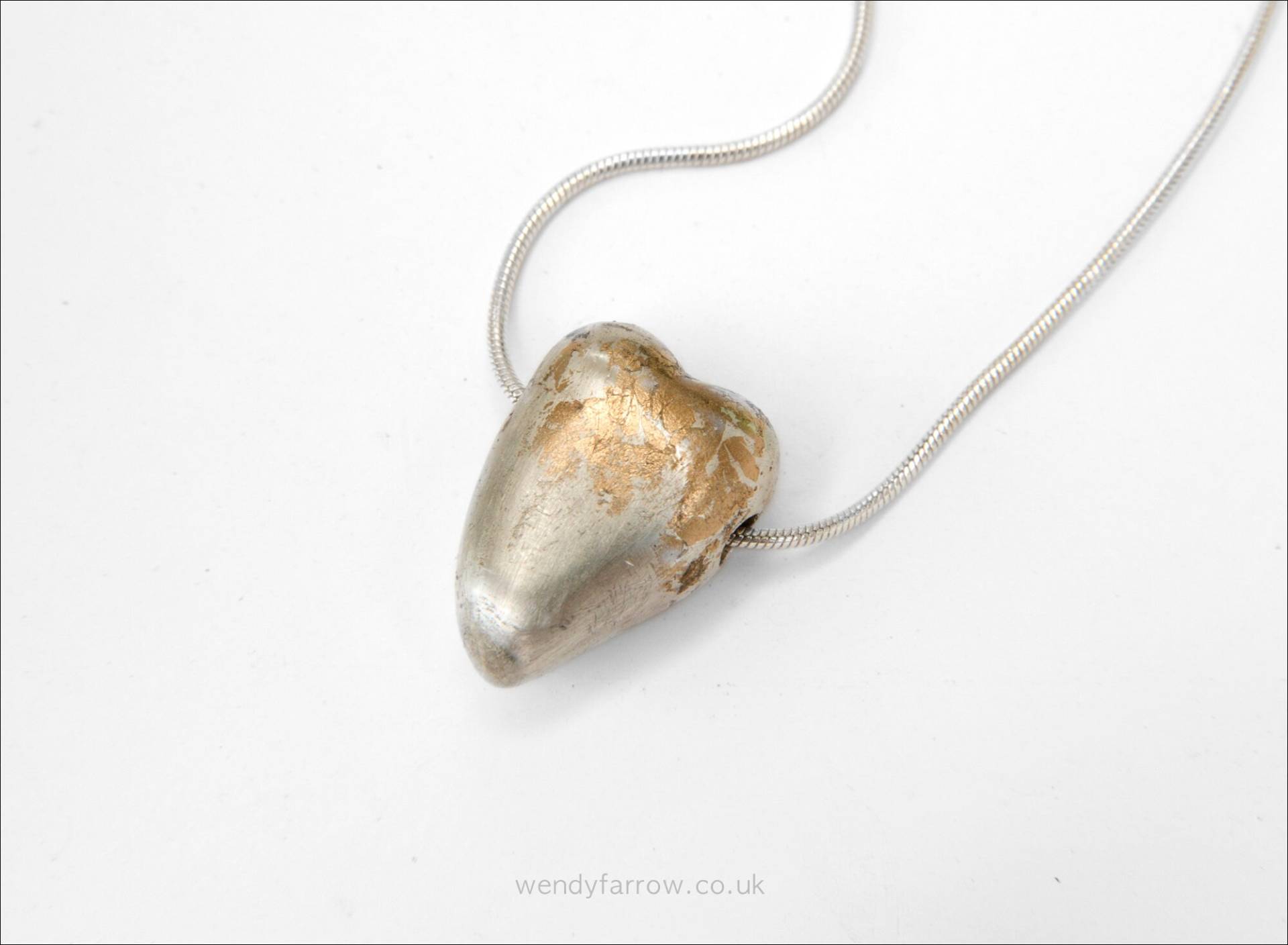 Herzanhänger Silber Massiv Mit Blattgold - Einzelstück, Handgefertig Und Punziert Box Kette "Healing Heart #002" von WendyFarrowLondon