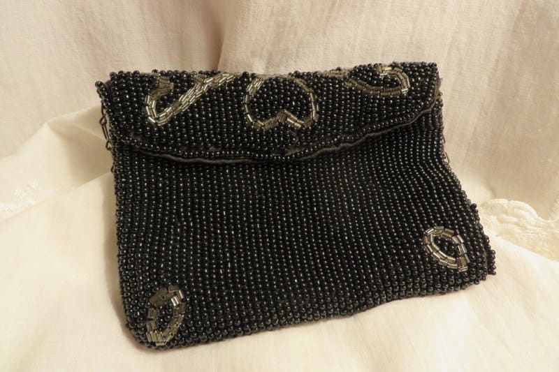 Geldbörse Klein Antik Schwarz Perlen Mit Kettengriff // Satin Innenstoff 10 3/4 "Breit - Von 3 1/2" Hoch Vintage Small Clutch Geldbörse Klein Antik Schwarz Perlen Mit Kettengriff // Satin Innenstoff 10 3/4 "Breit - Von 3 1/2" Hoch Vintage Small Clutch von WendyHuntersWindow