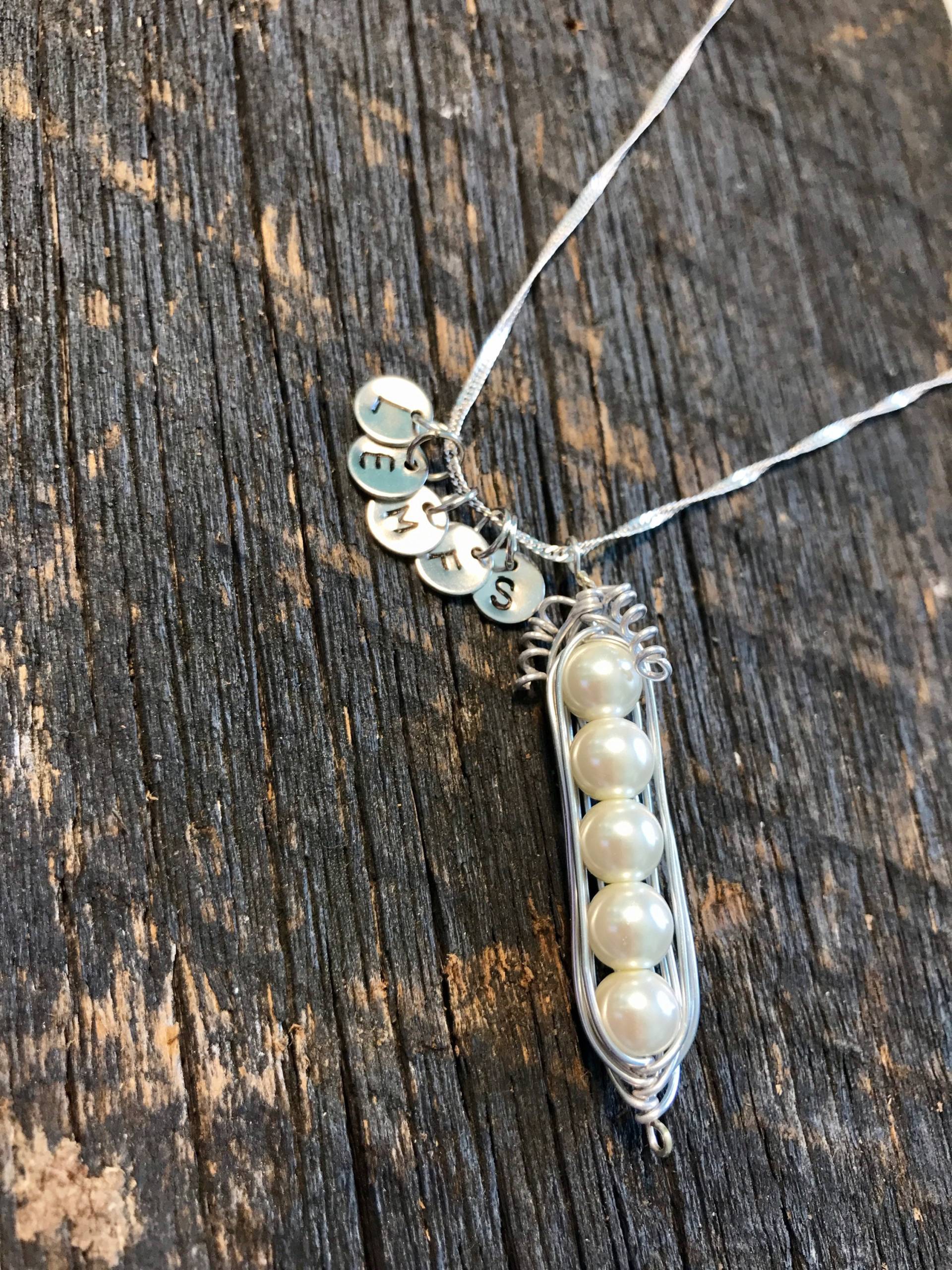 Benutzerdefinierte Handgestempelte Und Drahtgewickelte Peapod Halskette|Weiße Halskette|Muttertagsgeschenk|Mutters Halskette|Mutter Kind Halskette von Wenfarmdesigns