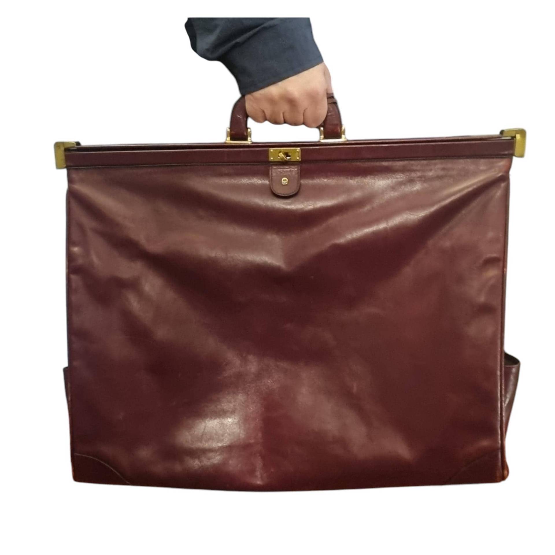 Vintage Etienne Aigner Large Weekender Travel Bag Doctor Bordeaux Leather 70S Doktortasche 1970S Reisetasche Luxus Excellent Condition Vintage Etienne Aigner Large Weekender Travel Bag Doctor Bordeaux Leather 70S Doktortasche 1970S Reisetasche Luxus Excellent Condition von Werk23