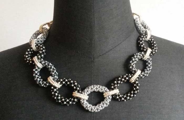 Kette Mit Kreiselementen Grau Silber Schwarz Chenille Stich Fädelkunst von WerkUndForm