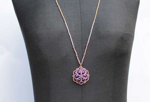 Kette Mit Medaillon Flieder Gold Kette Mit Medaillon Flieder Gold von WerkUndForm