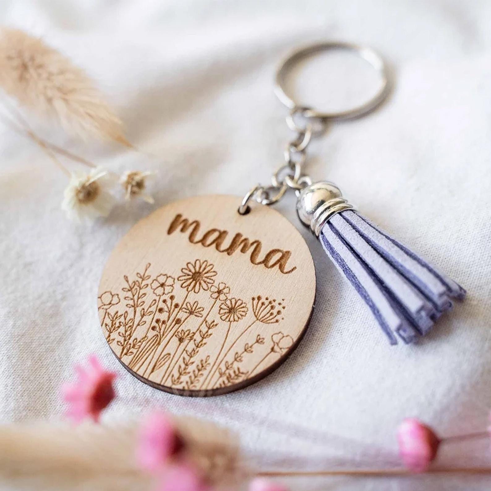 Schlüsselanhänger Mama Aus Holz, Geschenk Für Mama/Mutter, Muttertagsgeschenk, Anhänger, Personalisiert Schlüsselanhänger Mama Aus Holz, Geschenk Für Mama/Mutter, Muttertagsgeschenk, Anhänger, Personalisiert von WerkelGlueck