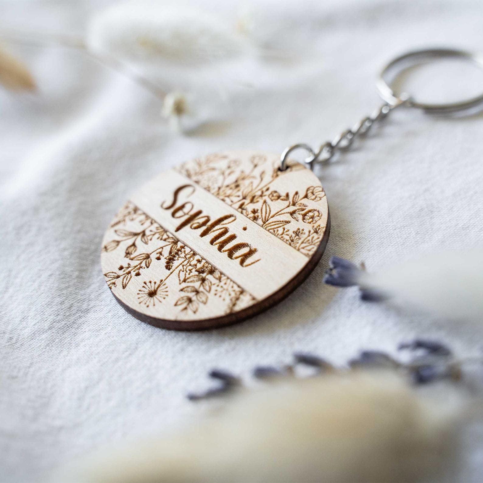 Schlüsselanhänger Personalisiert Mit Namen Aus Holz Und Wildblumen, Anhänger Name, Geschenk Zum Geburtstag, Geburtstagsgeschenk Schlüsselanhänger Personalisiert Mit Namen Aus Holz Und Wildblumen, Anhänger Name, Geschenk Zum Geburtstag, Geburtstagsgeschenk von WerkelGlueck
