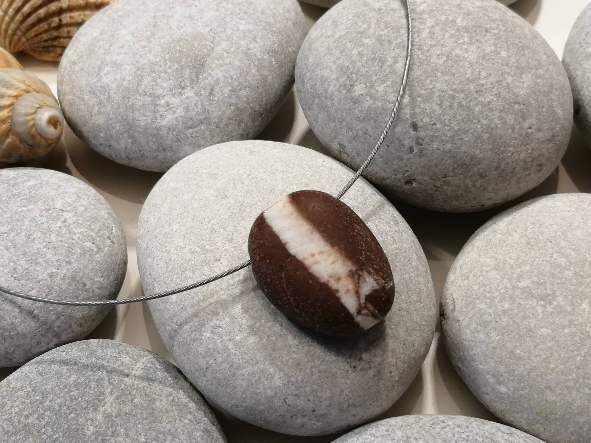 Kette Aus Strandkiesel Mit Besonderer Maserung von Werkstatt29