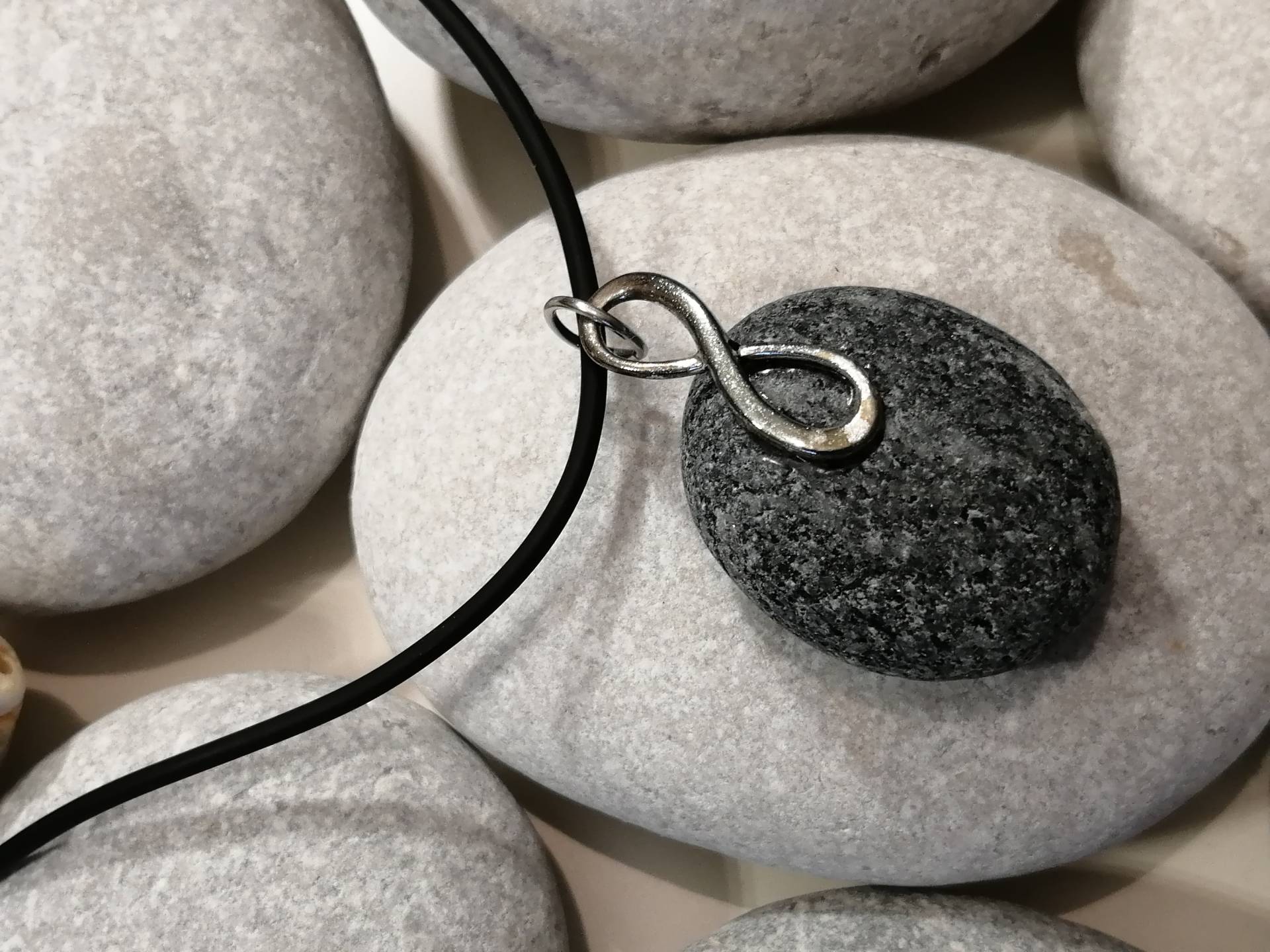 Natursteinkette Mit Unendlichkeitssymbol von Werkstatt29