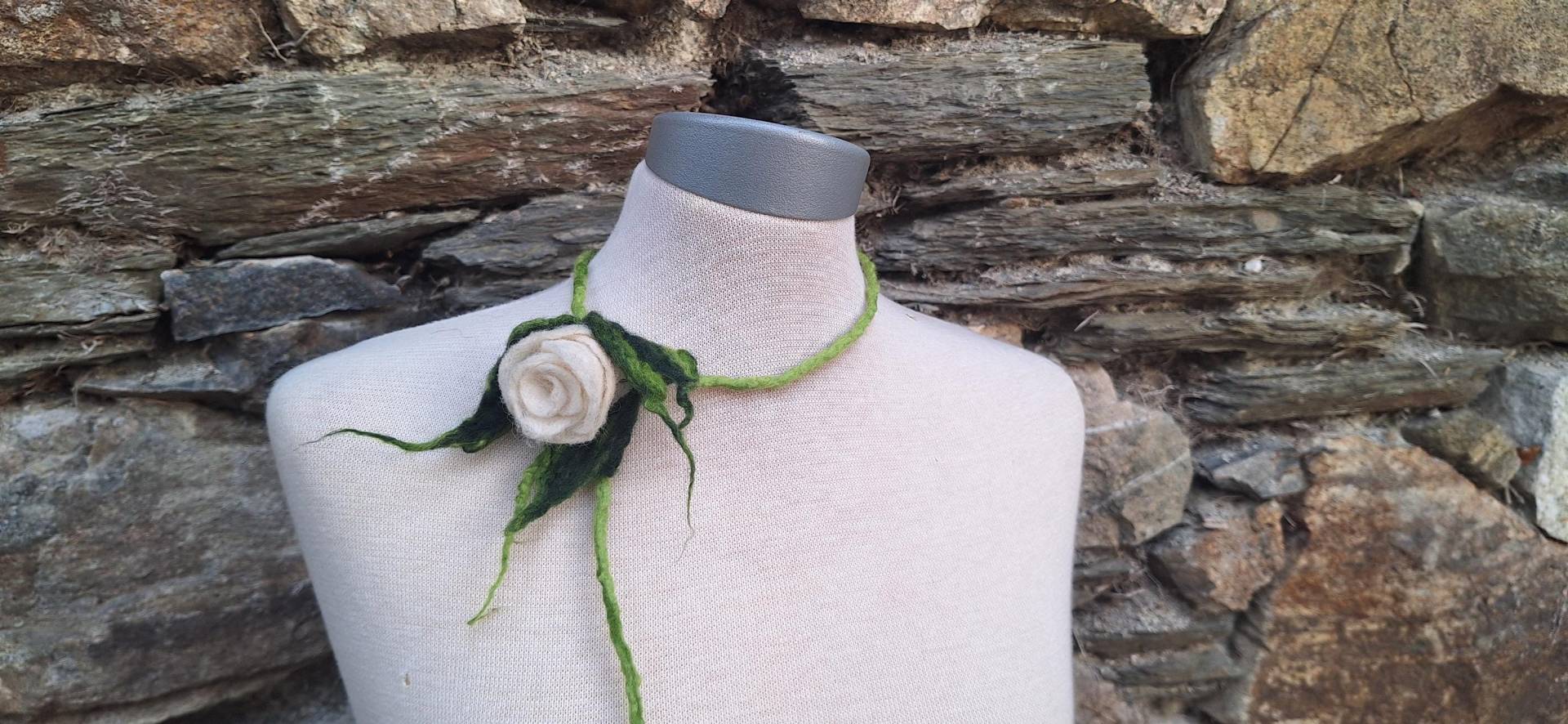 Handgefilzte Rose, Filzblüte, Blumengirlande, Brosche, Gürtel, Taschenanhänger, Halsschmuck, Schmuck, Kette, Filzrose, Wohnaccessoire, Deko von WerkstattWieneken