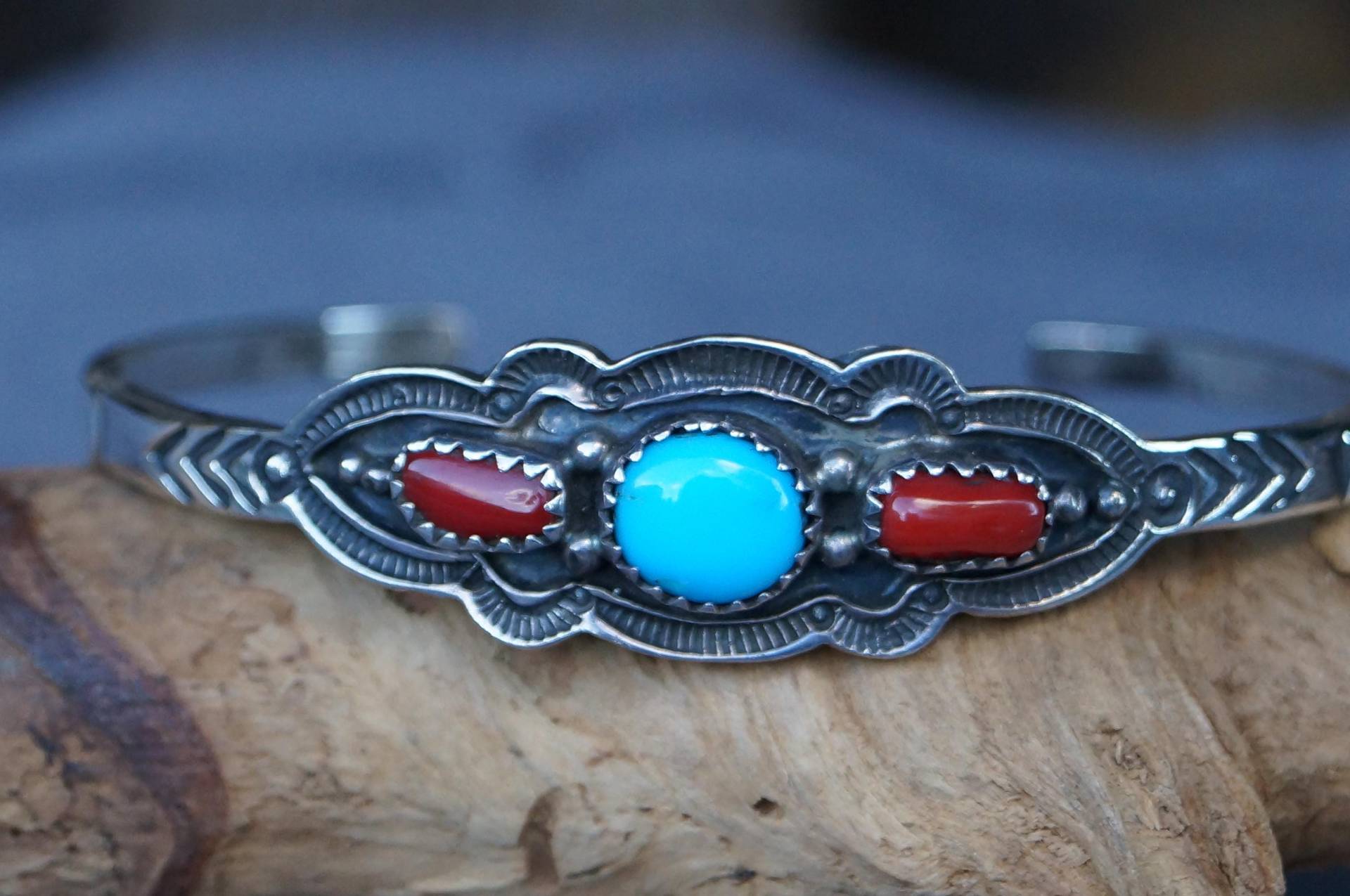 Vintage Armreif Sterling Silber Gestempelt Türkis Cabochon Koralle Glänzend Poliert Sehr Gut Erhalten Und Gereinigt von WertGeschaetzt