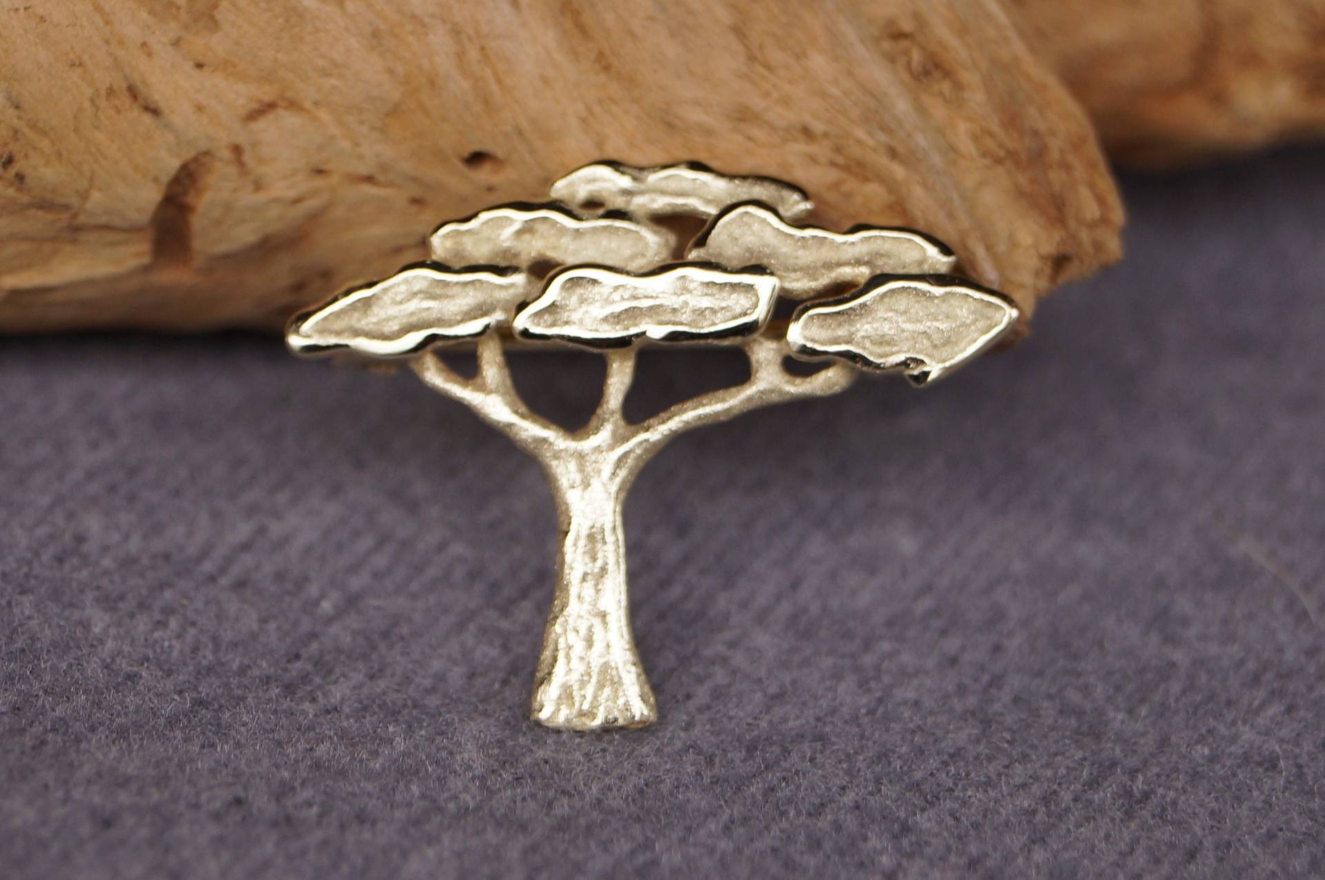 Vintage Brosche Baum Gelbgold 333/ - Gestempelt 20x25mm Oberfläche Glänzend Und Matt Sicherheitsnadel Sehr Gut Erhalten Gereinigt Vintage Brosche Baum Gelbgold 333/ - Gestempelt 20x25mm Oberfläche Glänzend Und Matt Sicherheitsnadel Sehr Gut Erhalten Gereinigt von WertGeschaetzt