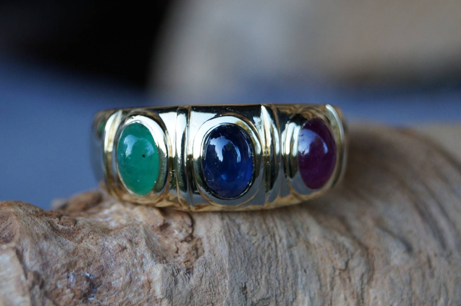 Vintage Ring Gelbgold 585/ - Ringweite 60 Smaragd Saphir Rubin Cabouchon Oval 6x4mm Sehr Gut Erhalten Vintage Ring Gelbgold 585/ - Ringweite 60 Smaragd Saphir Rubin Cabouchon Oval 6x4mm Sehr Gut Erhalten von WertGeschaetzt