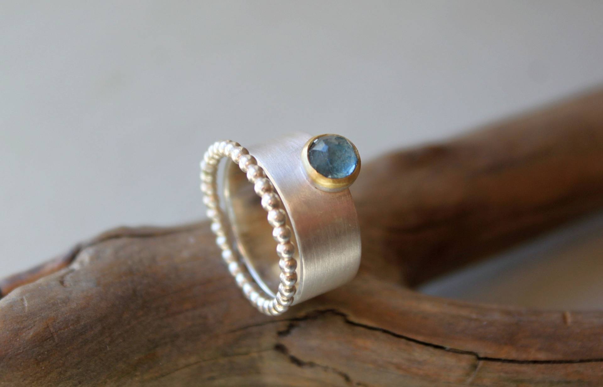 Bandring Aus Mattiertem Silber Mit Rundem Rosecut-Aquamarin in Massiver 750Er Goldfassung Beisteckring | Kugelring Bandring Aus Mattiertem Silber Mit Rundem Rosecut-Aquamarin in Massiver 750Er Goldfassung Beisteckring | Kugelring von Weserschmuck