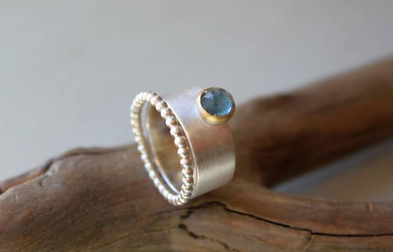 Bandring Aus Mattiertem Silber Mit Rundem Rosecut-Aquamarin in Massiver 750Er Goldfassung Beisteckring | Kugelring von Weserschmuck