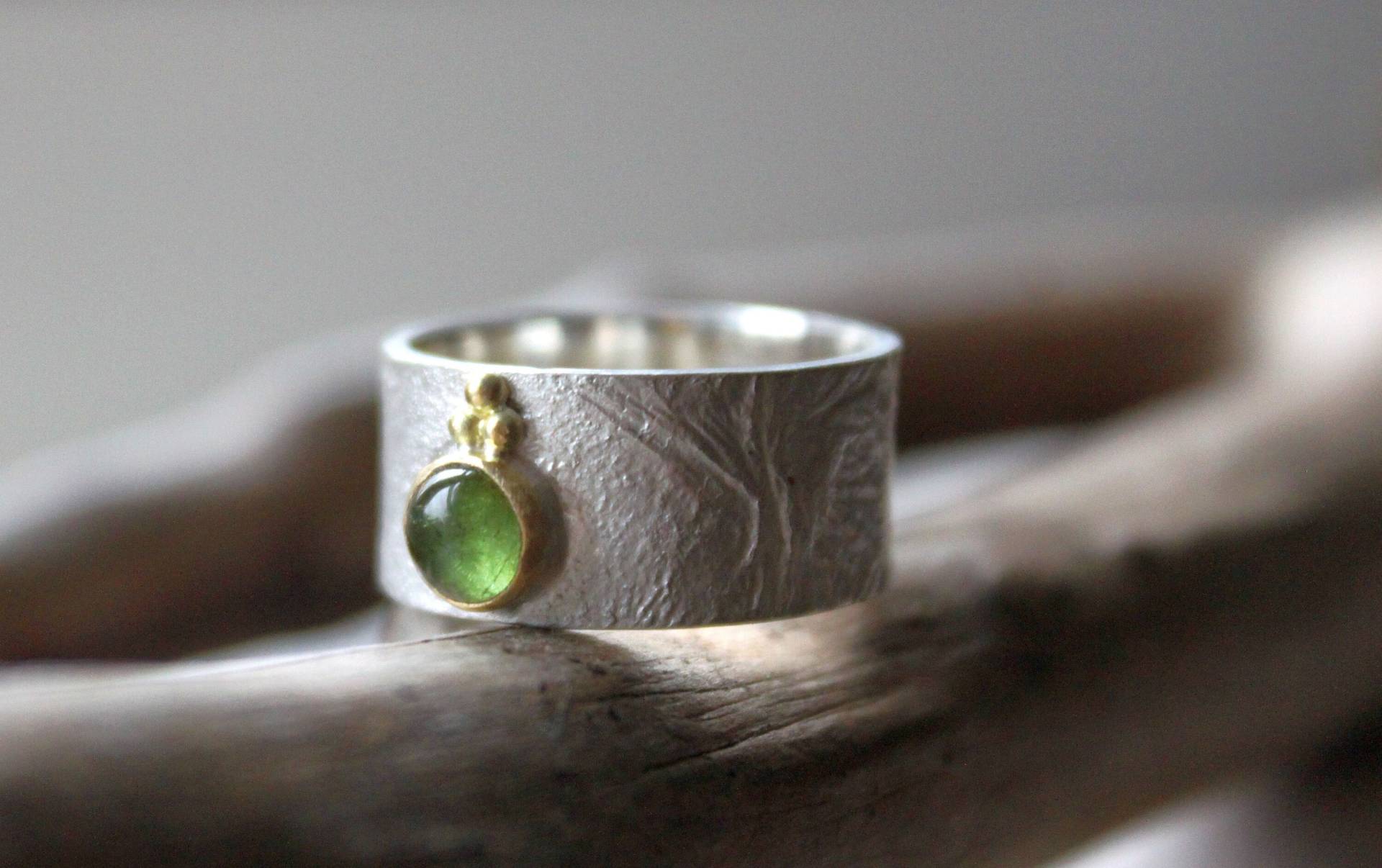 Bandring Aus Retikuliertem Silber Mit Turmalin | Fair Trade in Goldfassung Und Goldperlen Bandring Aus Retikuliertem Silber Mit Turmalin | Fair Trade in Goldfassung Und Goldperlen von Weserschmuck