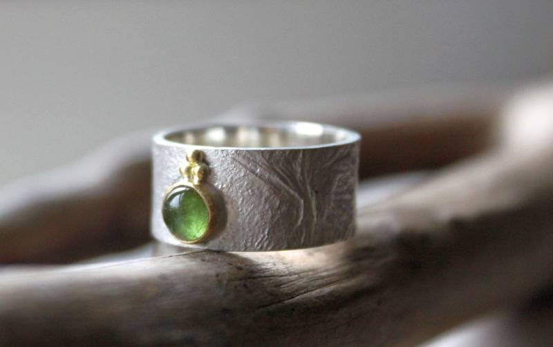 Bandring Aus Retikuliertem Silber Mit Turmalin | Fair Trade in Goldfassung Und Goldperlen von Weserschmuck