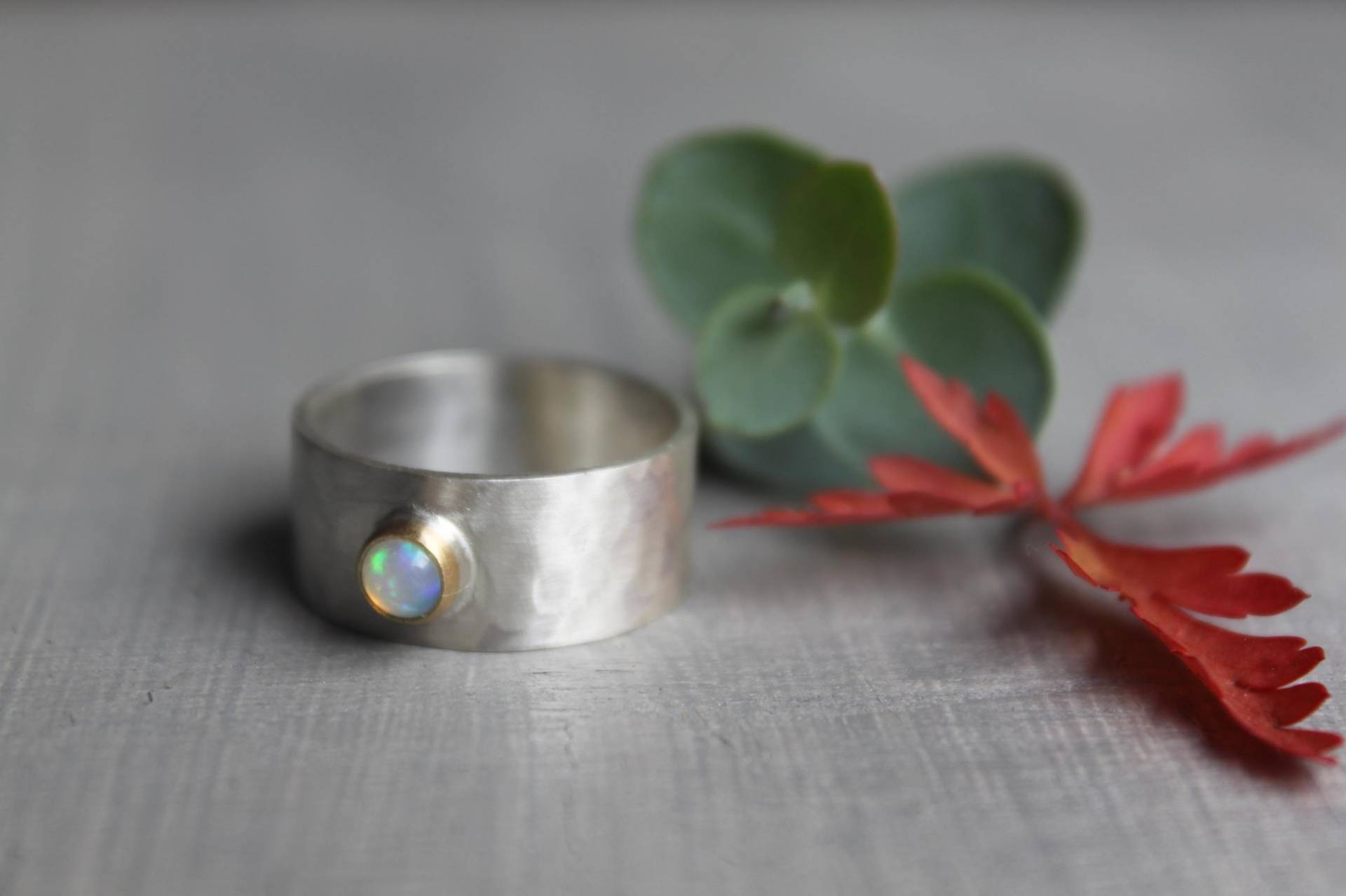Bandring Aus Silber | 925/- Mit Unregelmäßiger Und Mattierter Oberfläche Farbenfrohem Opal in Massiver Goldfassung | 750/ von Weserschmuck