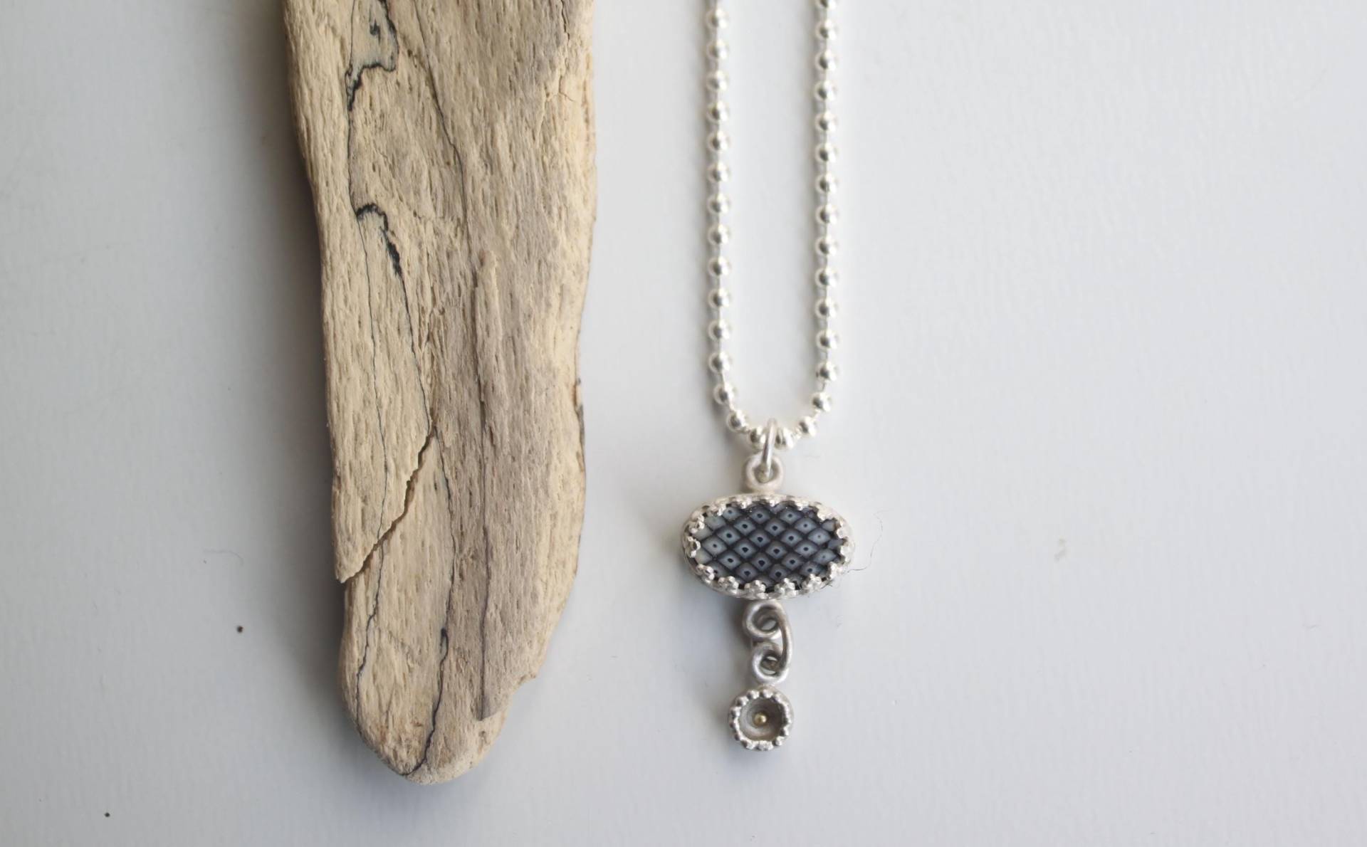Filigrane Kette Aus Silber Mit Schlangenhautachat, Anhänger Kleiner Goldperle Filigrane Kette Aus Silber Mit Schlangenhautachat, Anhänger Kleiner Goldperle von Weserschmuck