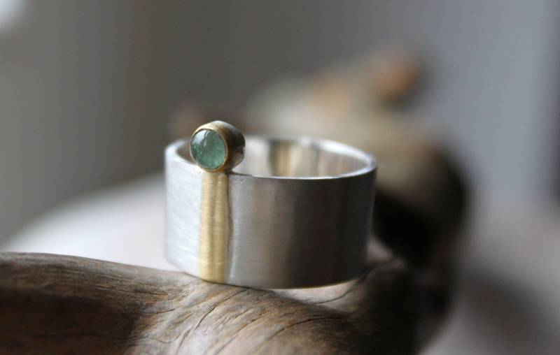 Gehämmerter Bandring Aus Silber Mit Satinierter Oberfläche 750Er Goldauflage Und Turmalin | Fair Trade in Goldfassung von Weserschmuck