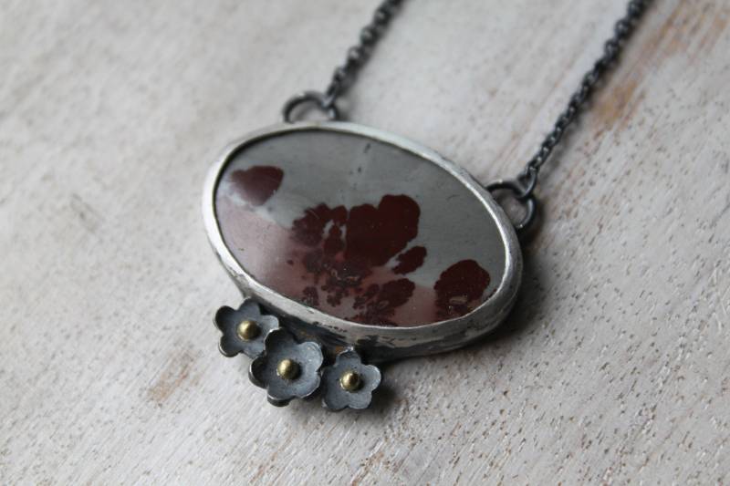 Geschwärzte Gliederkette Aus Silber Mit Ovalem Jaspis Und Drei Blüten Goldperlen von Weserschmuck