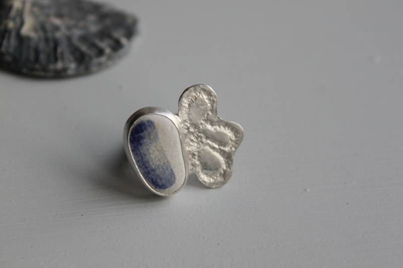 Großer Silberring Mattiert Mit Weiß-Blauer Seekeramik Und Gewalztem Feinsilber von Weserschmuck