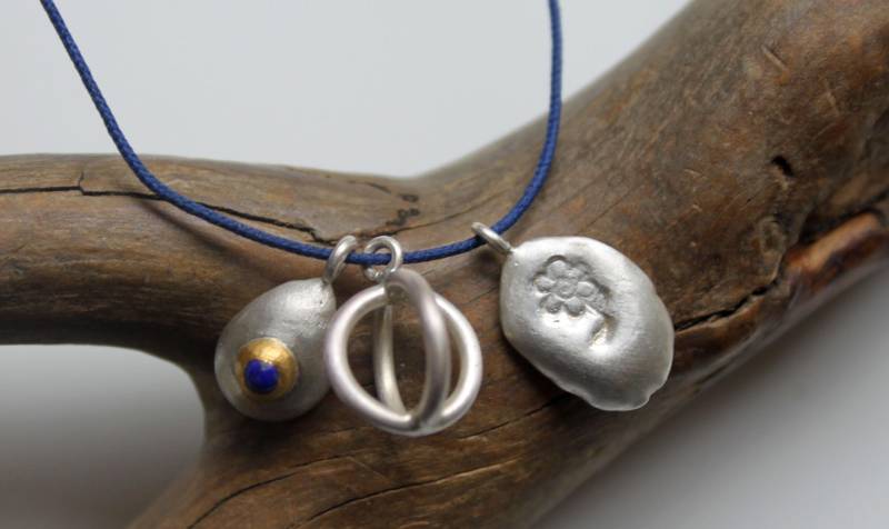 Kettenanhänger Aus Silber/Feinsilber Mit Lapislazuli in Feingoldfassung Und Feinsilbernuggets von Weserschmuck