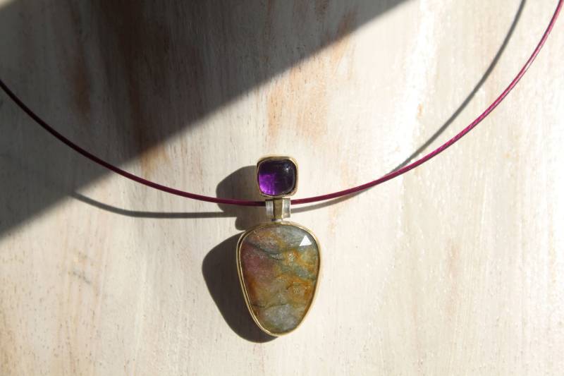 Kettenanhänger Mit Turmalin Multicolor | Rosenschliff Und Amethyst in Gold Gefasst von Weserschmuck